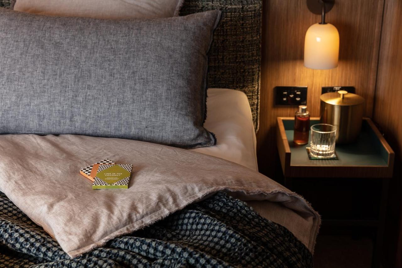 Next Hotel Melbourne, Curio Collection By Hilton Exteriör bild A bed with a duvet
