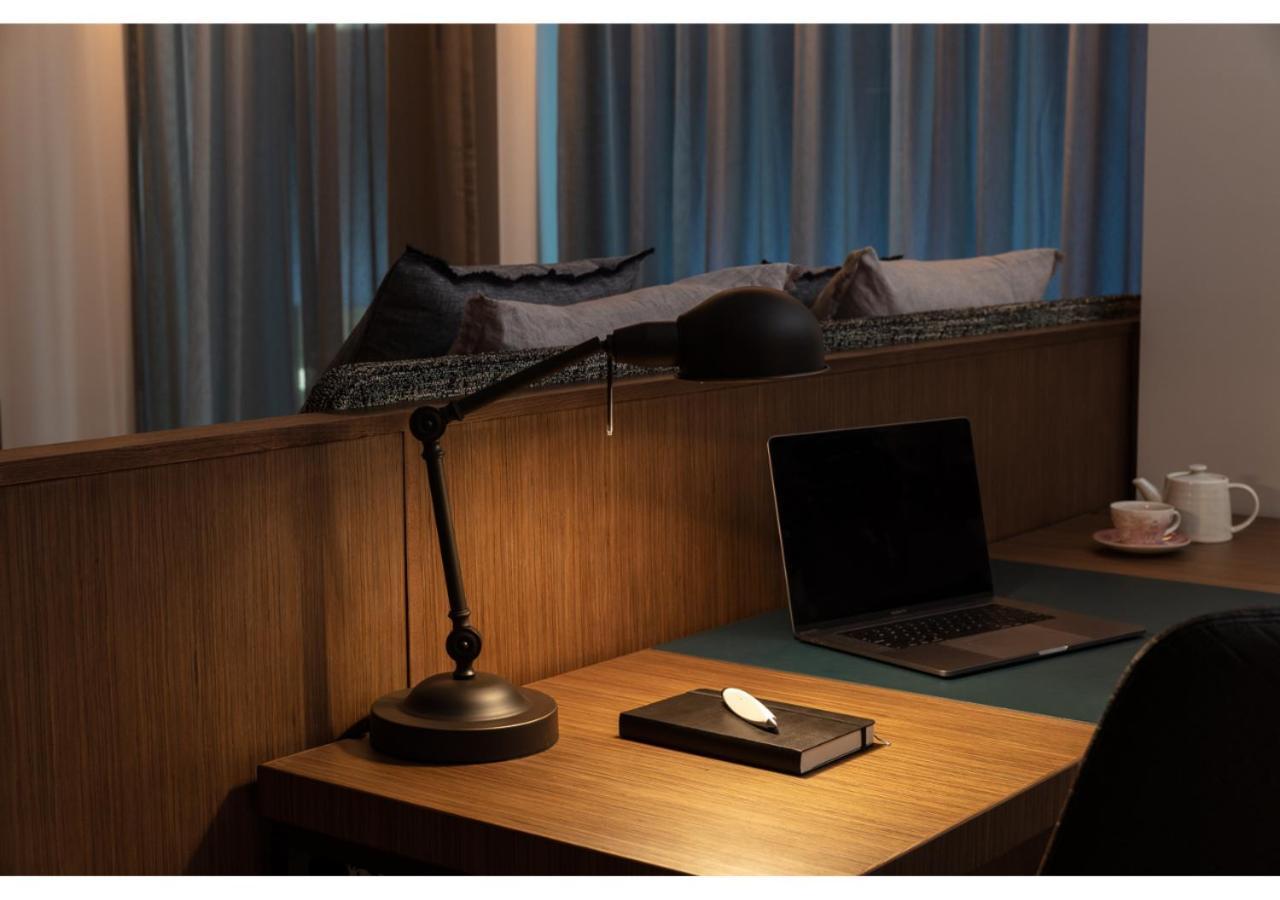 Next Hotel Melbourne, Curio Collection By Hilton Exteriör bild A desk lamp