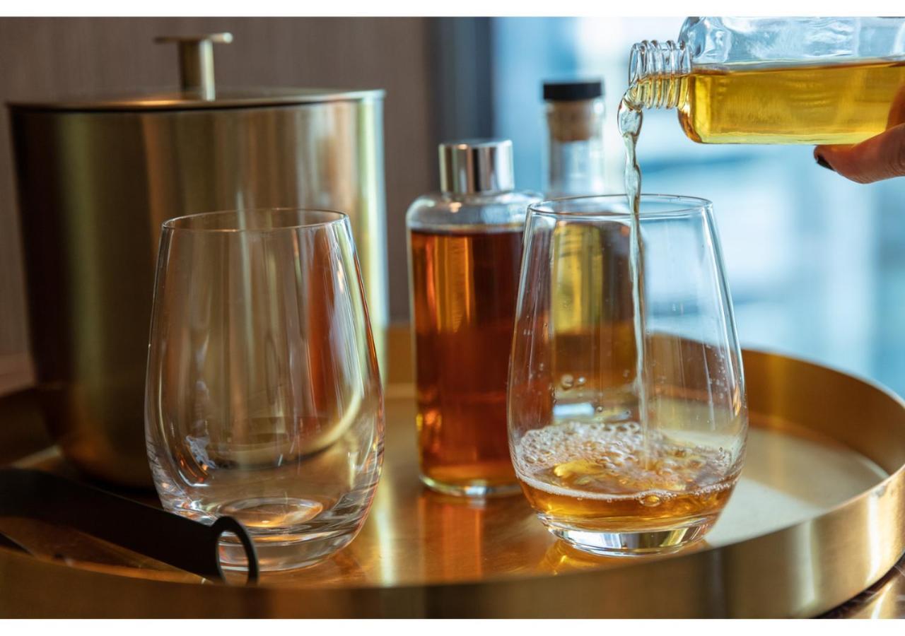 Next Hotel Melbourne, Curio Collection By Hilton Exteriör bild A whisky tasting