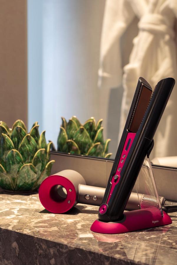 Next Hotel Melbourne, Curio Collection By Hilton Exteriör bild A hair iron