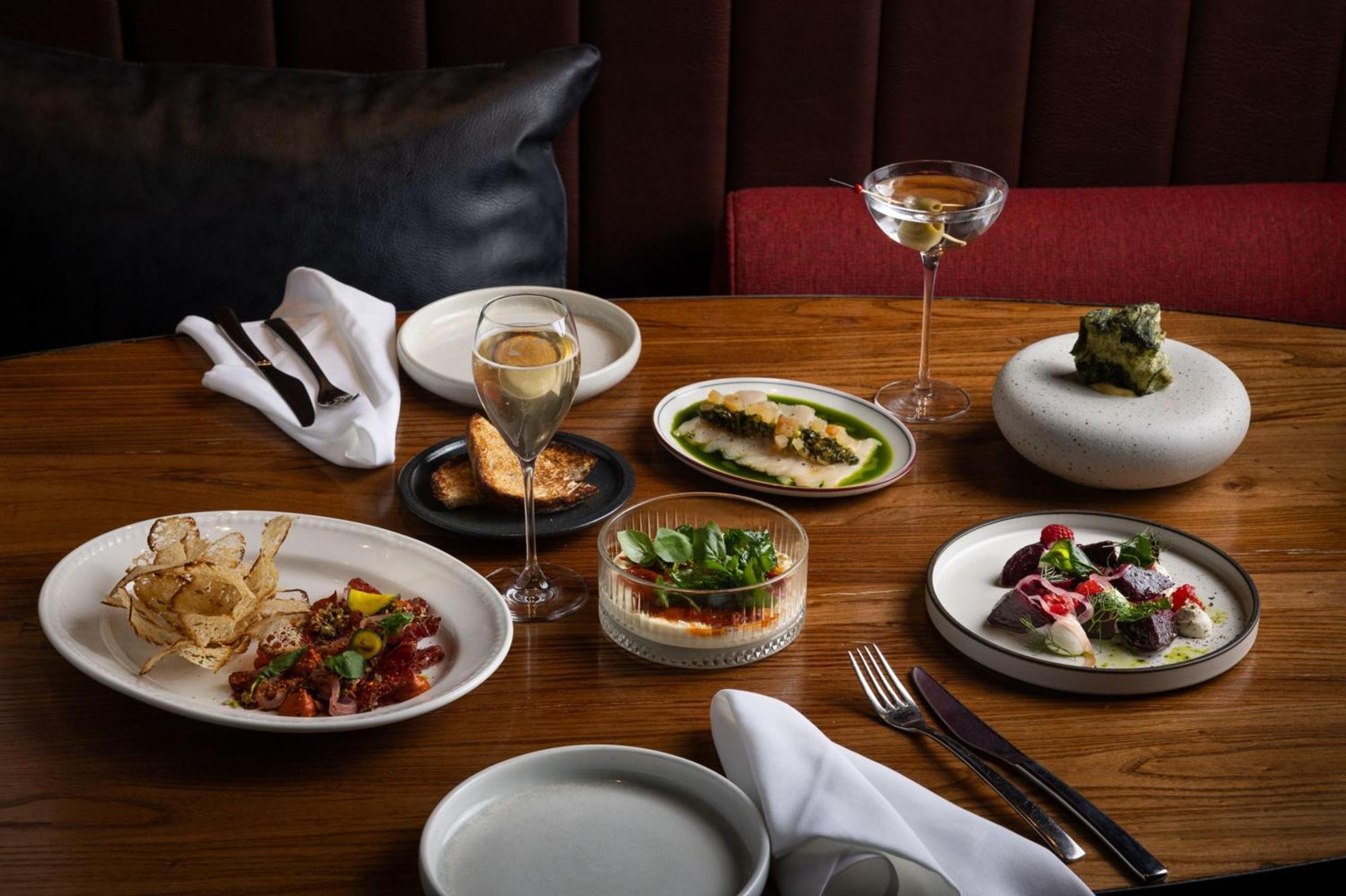Next Hotel Melbourne, Curio Collection By Hilton Exteriör bild Dishes at the restaurant