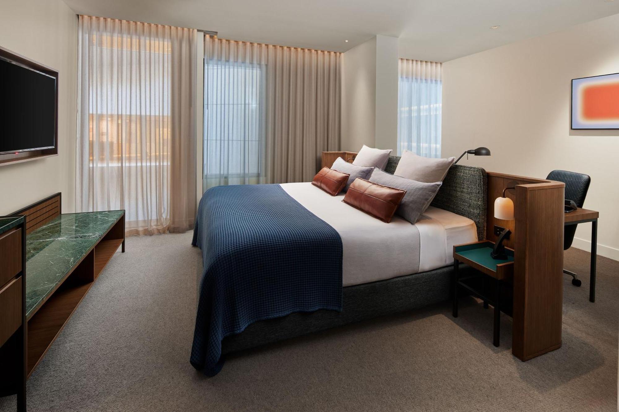 Next Hotel Melbourne, Curio Collection By Hilton Exteriör bild A bedroom at the hotel