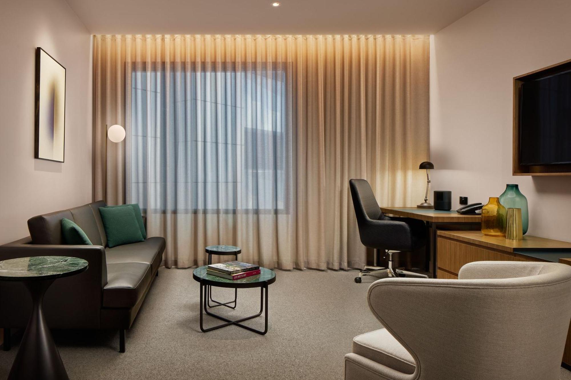 Next Hotel Melbourne, Curio Collection By Hilton Exteriör bild A living room at the hotel